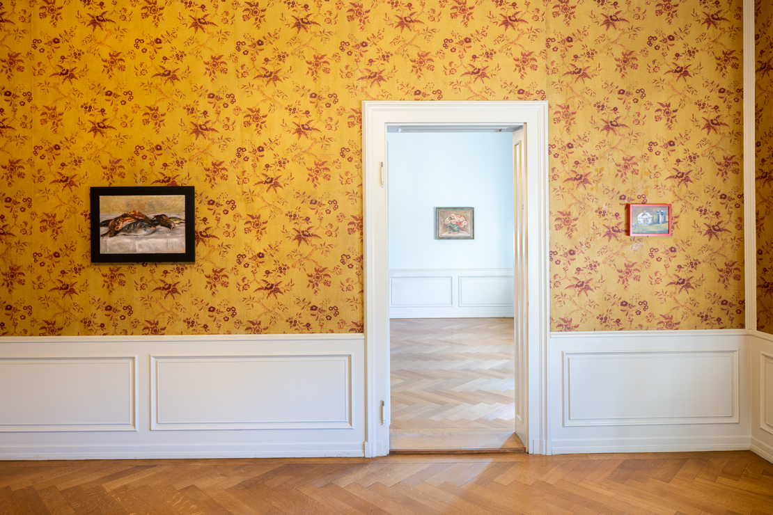 Ausstellungsansicht «Renoir unplugged» mit drei Gemälden in neuen, zeitgenössischen Rahme n