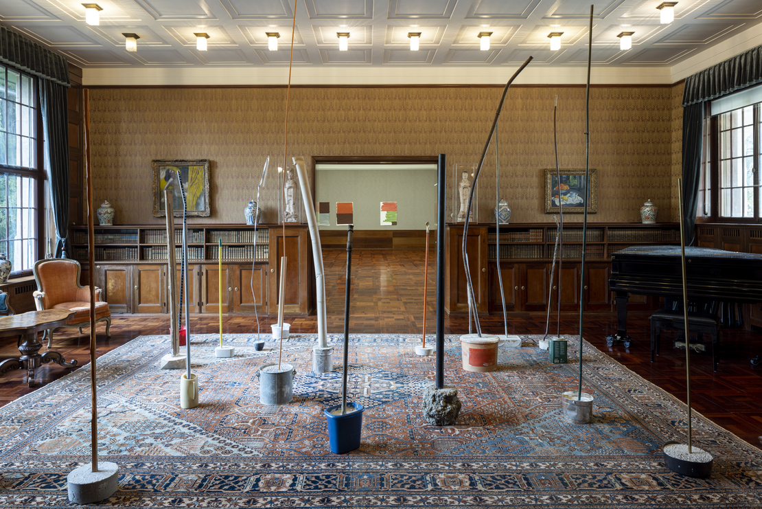 Ausstellungsansicht der stelenartigen Skulpturen mit dem Titel «Maxe» (2019, Metall, Beton) des Schweizer Künstlers Eric Hattan, verteilt in der historischen Bibliothek der Langmatt.