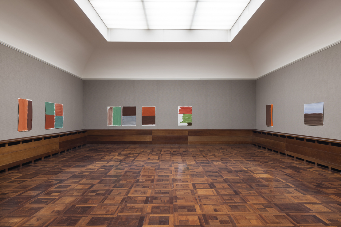 Die ungerahmten malerischen Zeichnungen mit dem Titel «Farbfeld» (2022, Gouache auf Papier, 102 × 72 cm) der Schweizer Künstlerin Silvia Bächli in der Gemäldegalerie des Museums Langmatt.