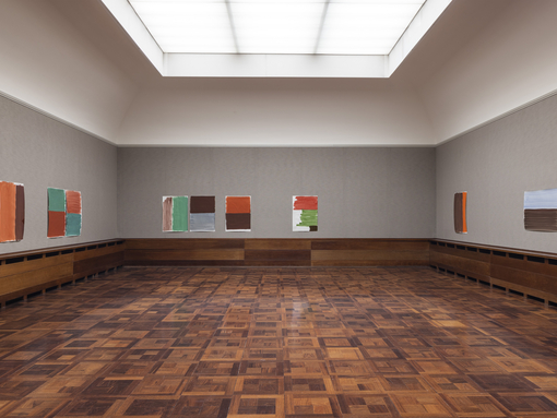Die ungerahmten malerischen Zeichnungen mit dem Titel «Farbfeld» (2022, Gouache auf Papier, 102 × 72 cm) der Schweizer Künstlerin Silvia Bächli in der Gemäldegalerie des Museums Langmatt.