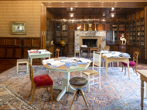 Bibliothek des Museums mit historischen Tischen, auf denen die Zeichnungshefte der Künstlerin Birgit Kempker zur Betrachtung aufliegen.