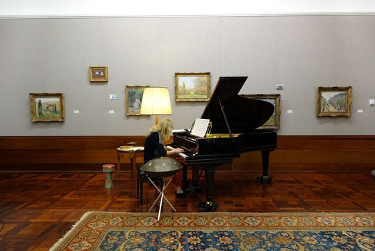 Pianistin Esther Flückiger am Steinway-Flügel in der Gemäldegalerie des Museums Langmatt