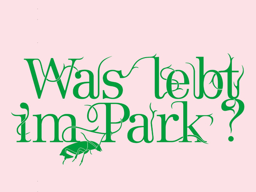 Logo «Was lebt im Park?». Grüner verschnörkelter Schriftzug auf rosa Hintergrund.