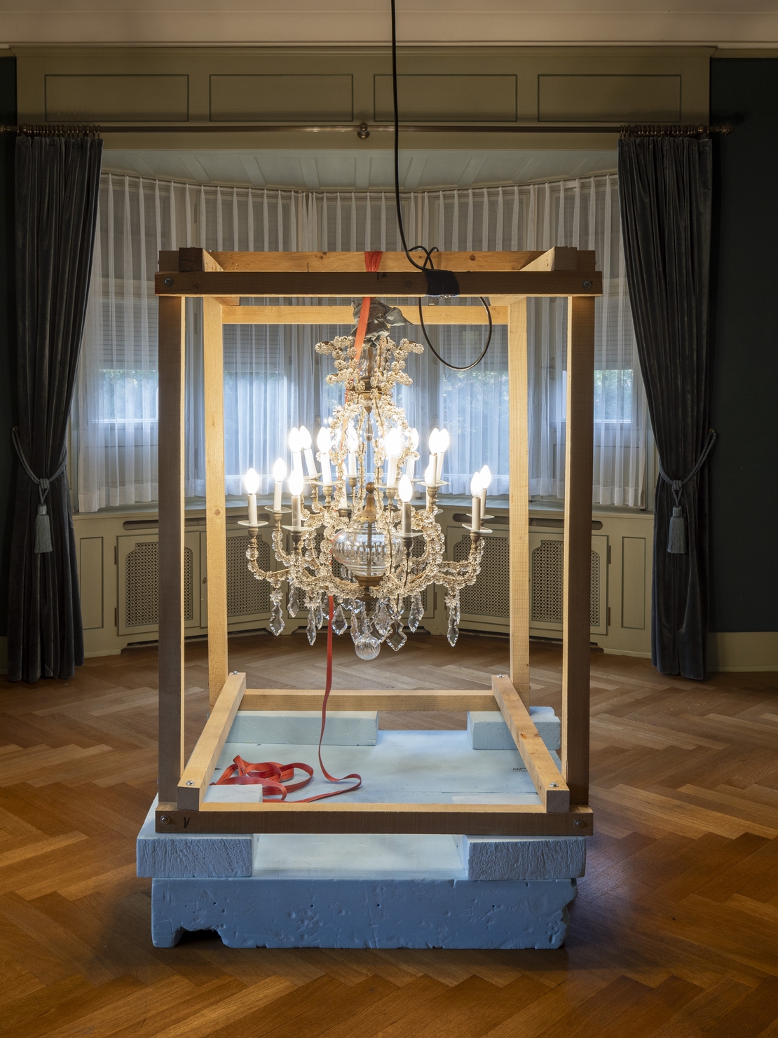 Die Installation «Funzel» des Künstlers Reto Boller im Museum Langmatt, 2023