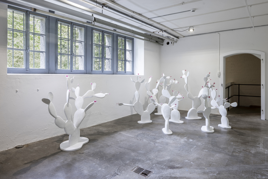 Ausstellungsansicht «Raumfahrt VI» mit einem Werk der Kunstschaffenden Badel/Sarbach mit dem Titel «Planty of Love» aus dem Jahr 2020. 18 Skulpturen aus Plastiform, Gips, Glas, Lollipop. (Foto: Severin Bigler)